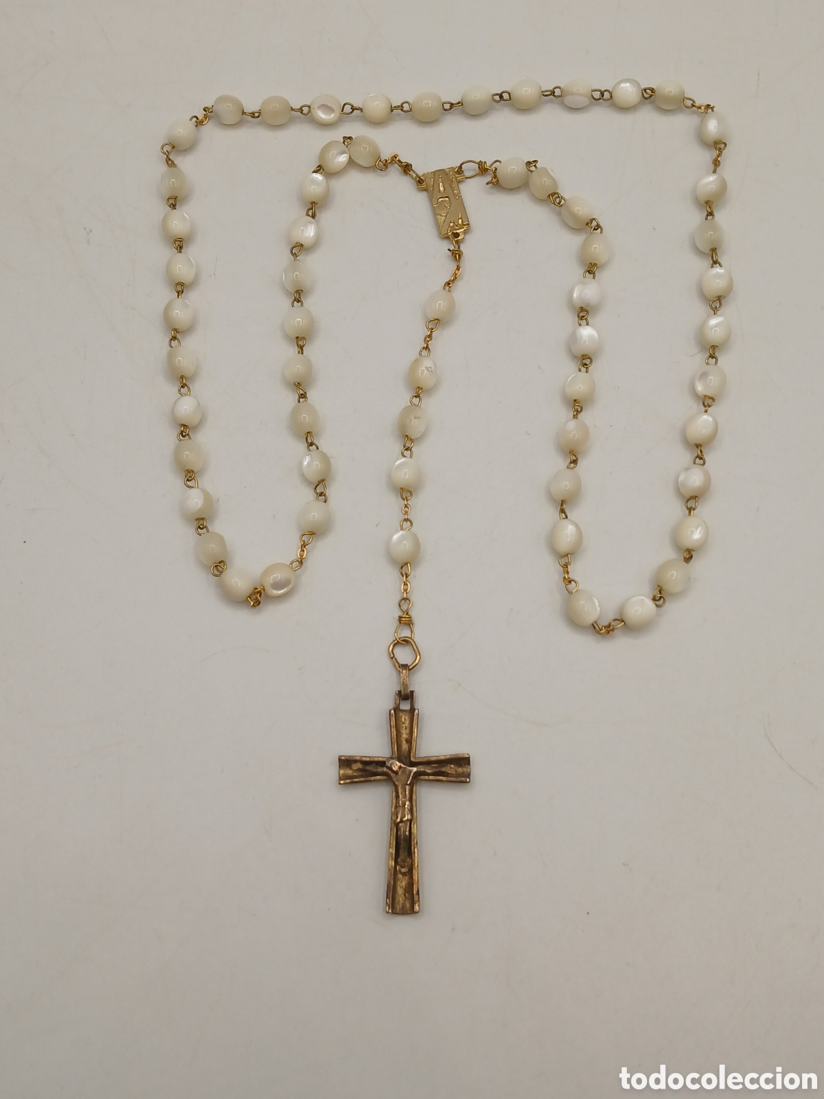 Antig&uuml;edades: Rosario metal chapado oro y n&aacute;car, cruz plata dorada