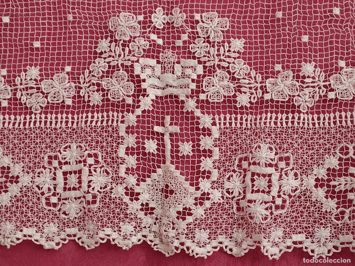 Antig&uuml;edades: Frente-mantel de altar confeccionado de forma manual con encajes. Hacia 1900. Mide 185 cm.