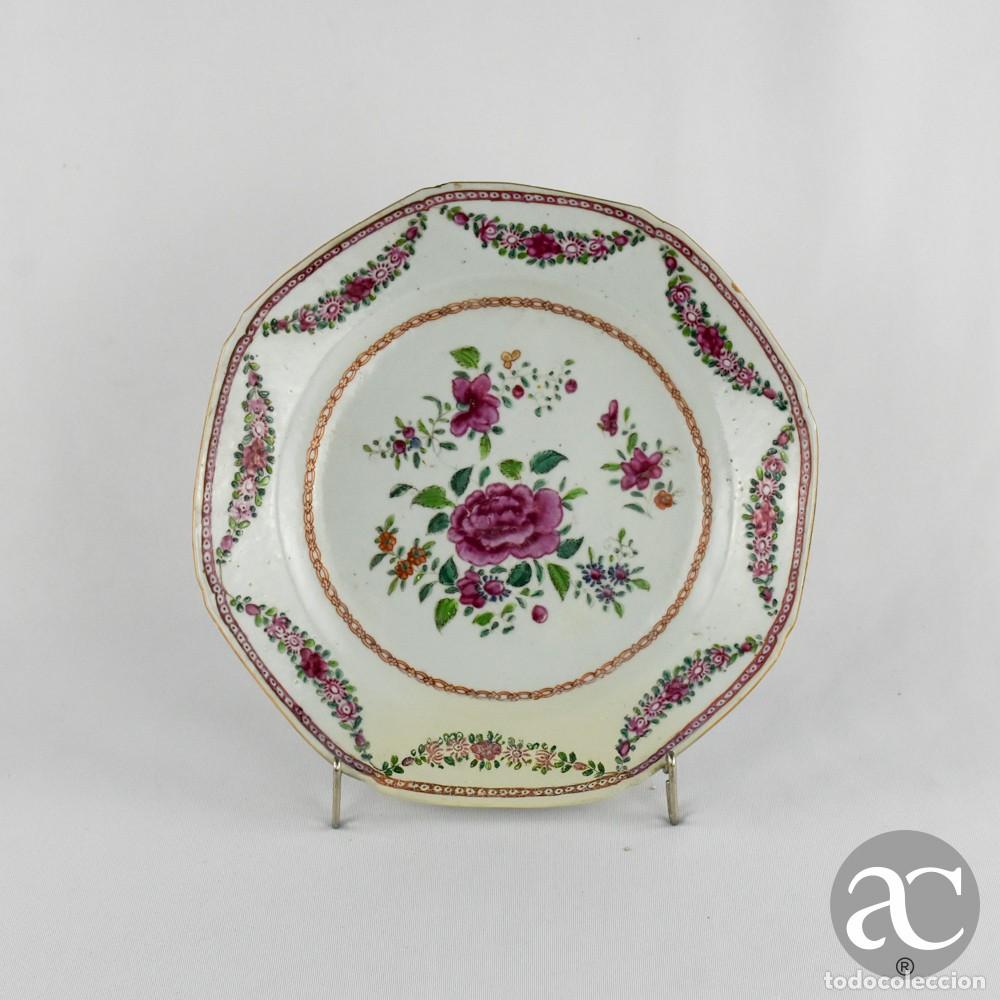 Antig&uuml;edades: Prato oitavado em porcelana da China, Fam&iacute;lia Rosa, per&iacute;odo Qianlong, s&eacute;c. XVIII