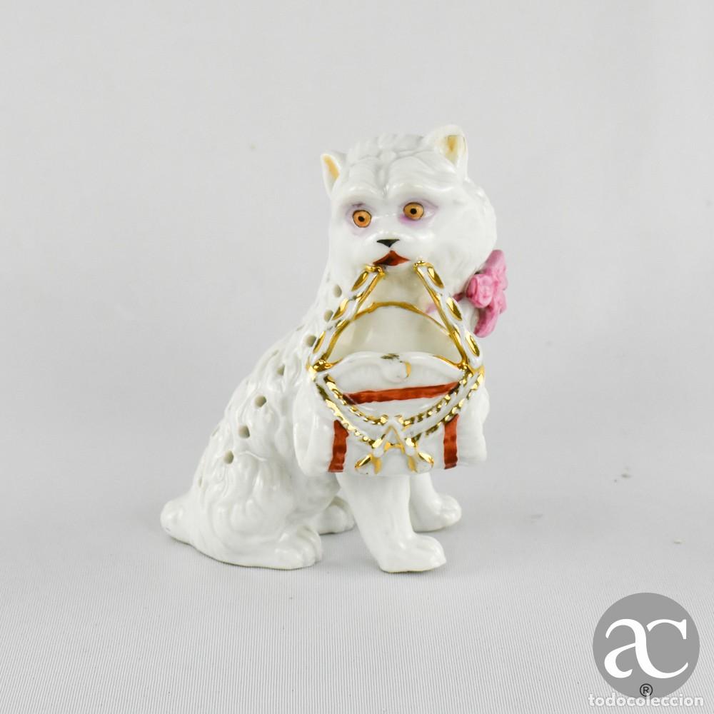 Antig&uuml;edades: Paliteiro Gato com cesto em porcelana Vista Alegre, s&eacute;c. XIX