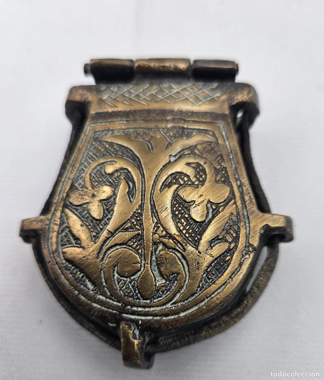 Antig&uuml;edades: ANCIEN FLACON GALLIGRAHIE OTTOMAN EN LAITON ARABESQUES CISEL&Eacute;ES DANS SON JUS