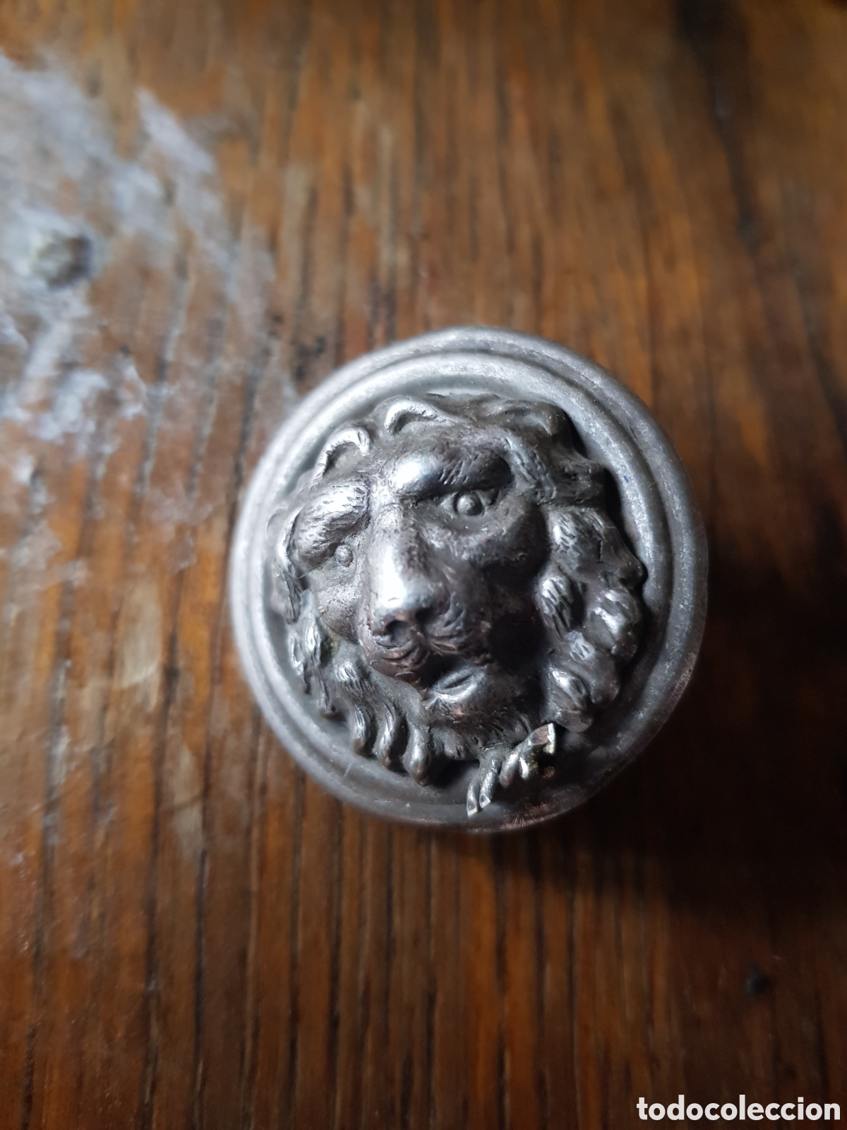 Antig&uuml;edades: ANTIGUA INSIGNIA DE UN LEON