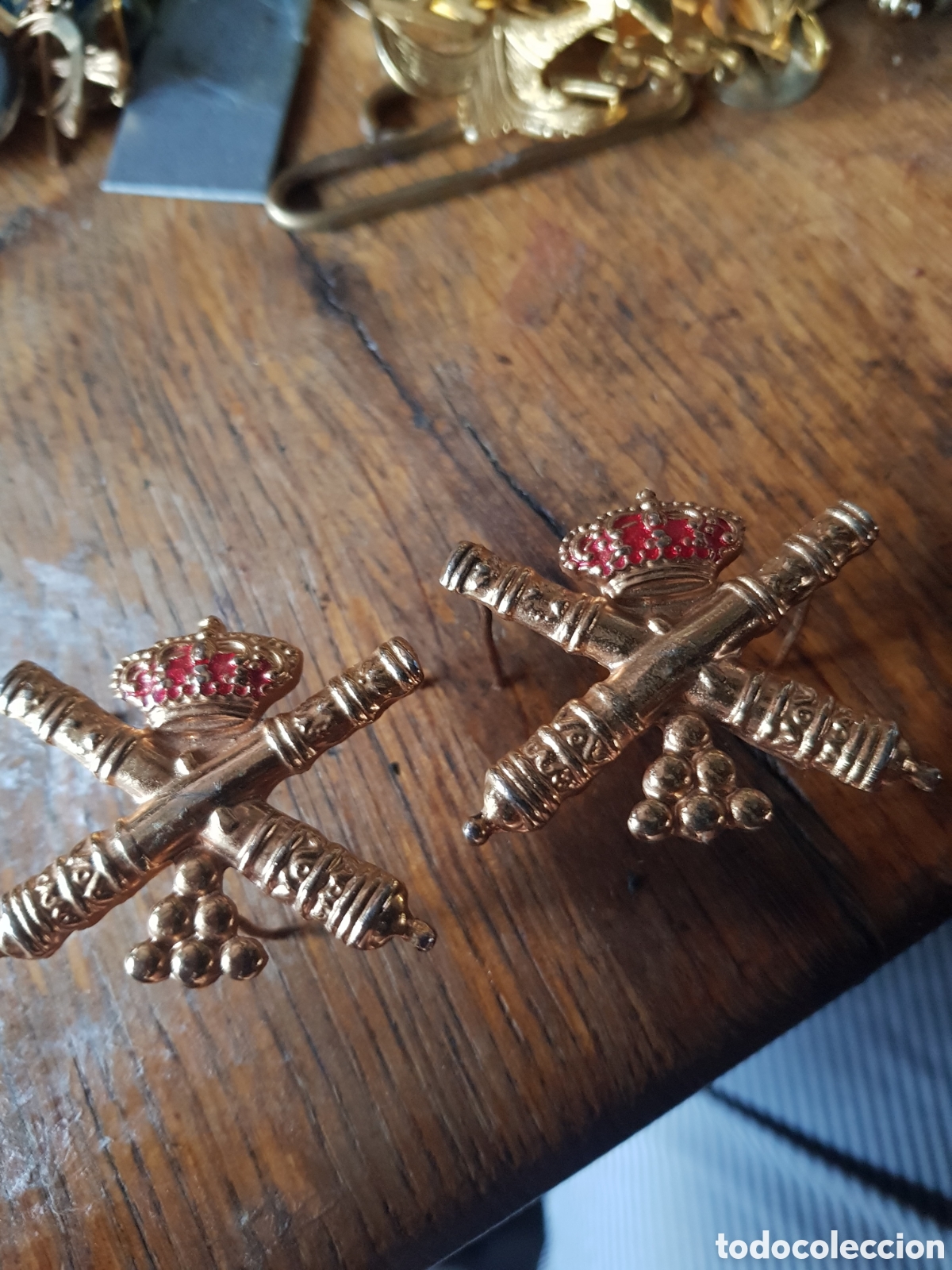Antig&uuml;edades: PAREJA DE INSIGNIAS DE ARTILLER&Iacute;A
