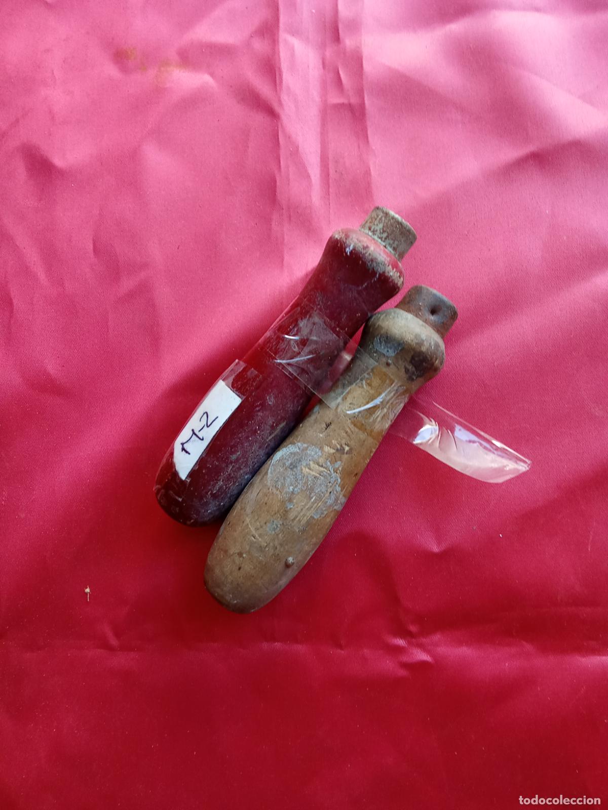 Antig&uuml;edades: Dos mangos de madera para herramienta M-2. Caja tornillos