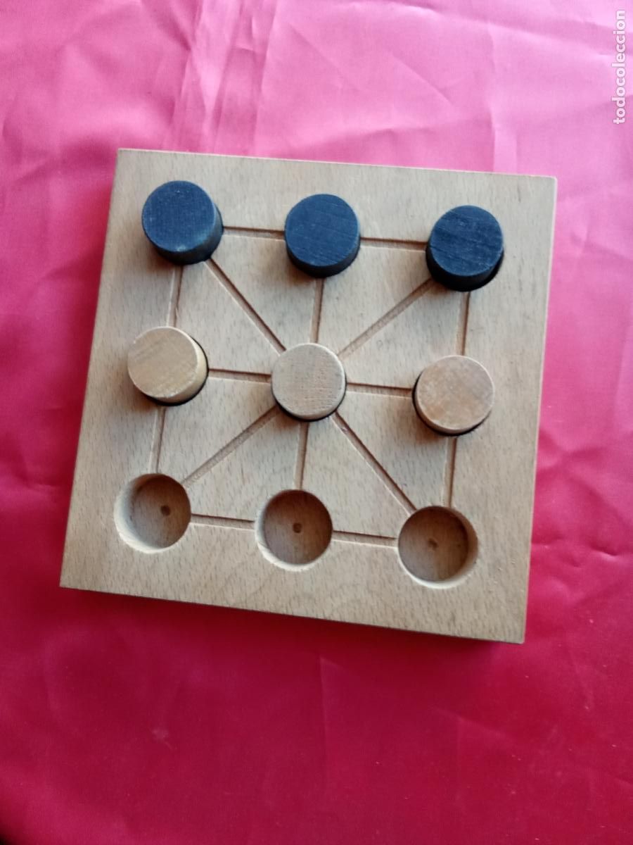 Antig&uuml;edades: Juego de dama de madera. Vitrina Granate