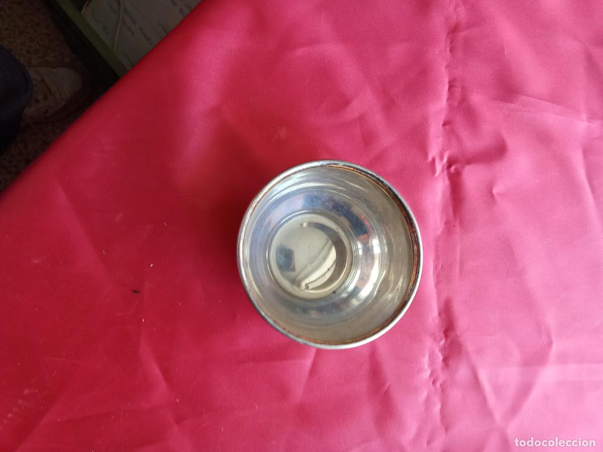 Antig&uuml;edades: Base de taza o vaso antigua alpaca. Vitrina 2