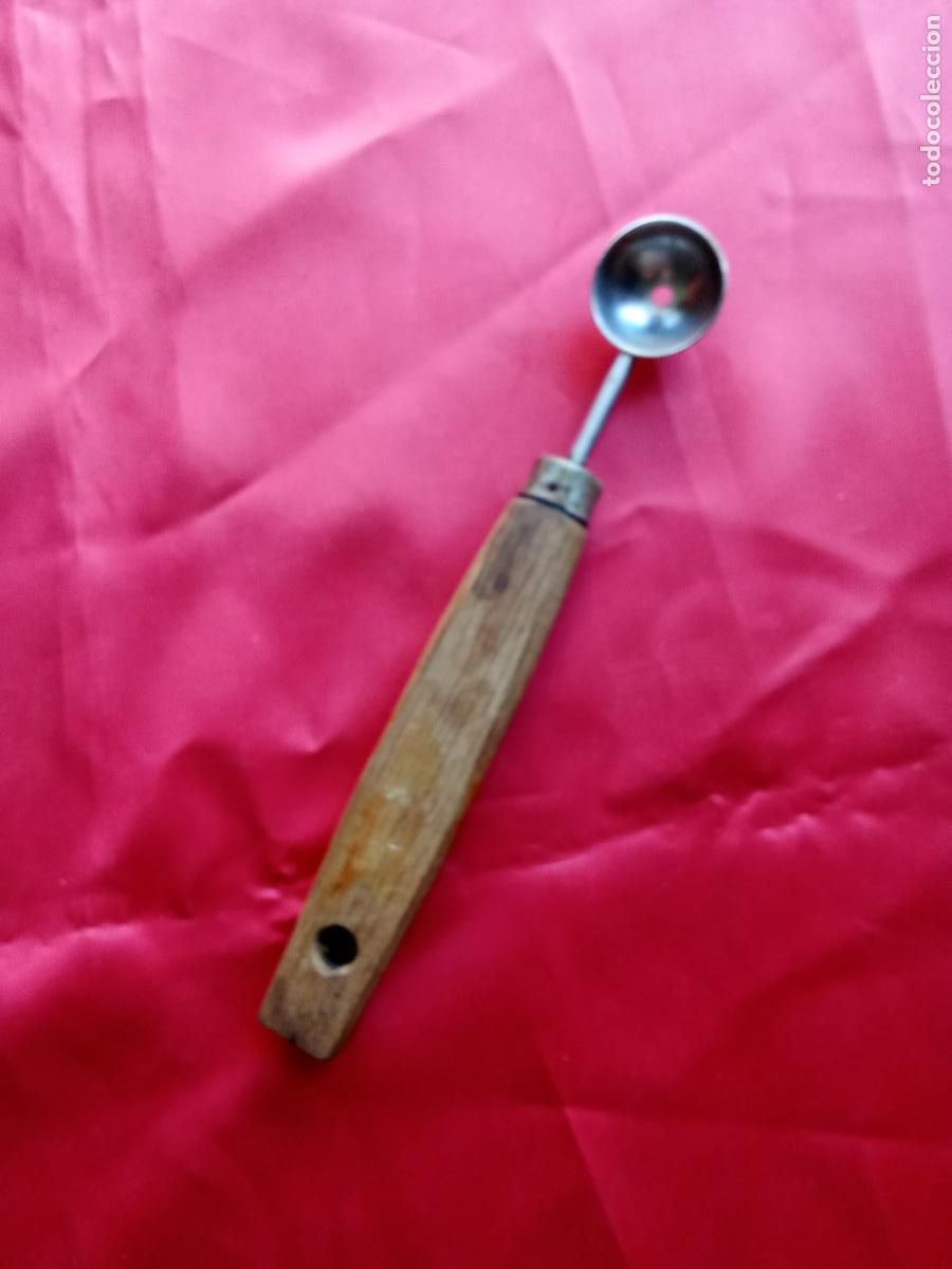 Antig&uuml;edades: Utensilio para vaciar fruta, mango madera. Caj&oacute;n tienda