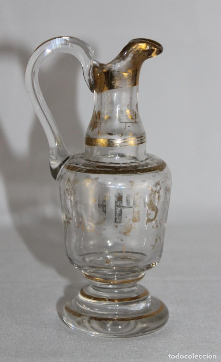 Antig&uuml;edades: Jarrita de cristal de La Granja con decoraci&oacute;n dorada y anagrama JHS. Siglo XIX