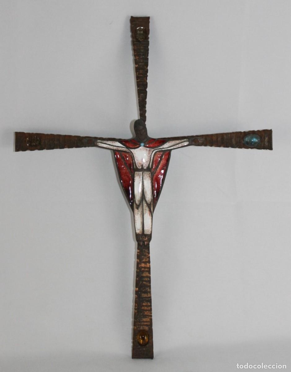 Antig&uuml;edades: Crucifijo de metal con Cristo esmaltado y piedras decorativas. Siglo XX