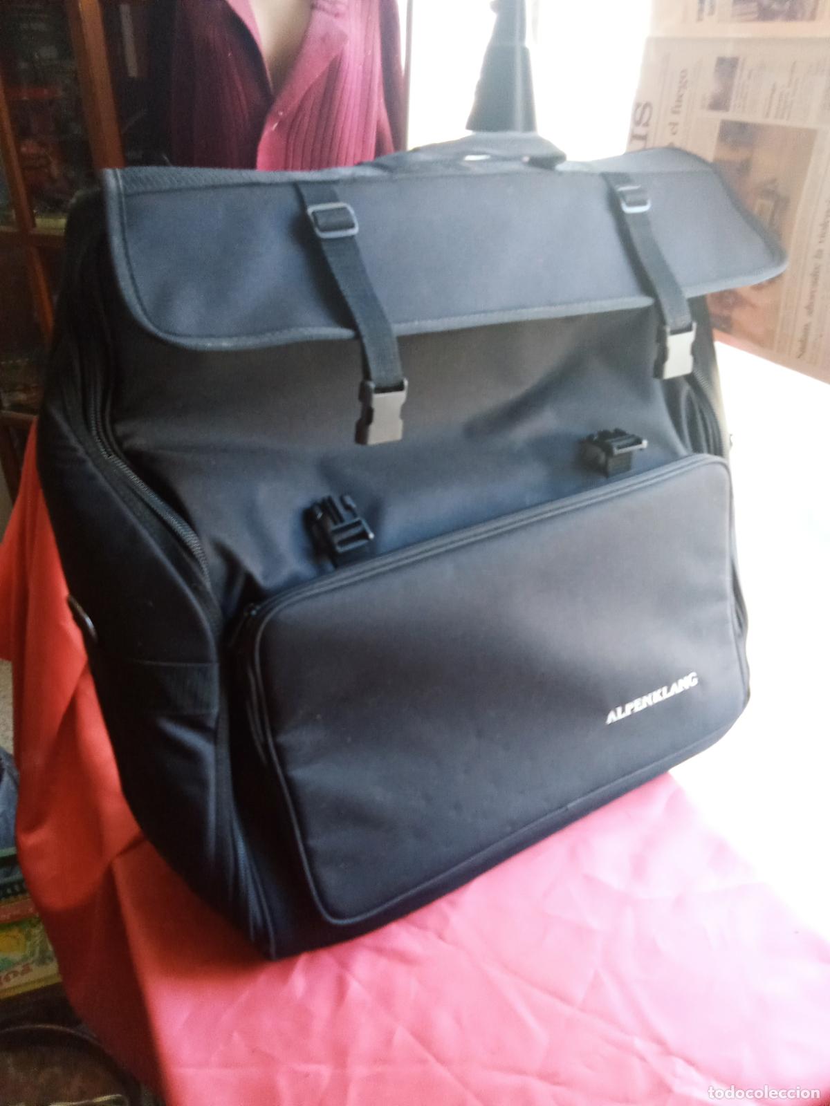 Antig&uuml;edades: Funda de acorde&oacute;n, mochila alpenk lang. Estanteria correos