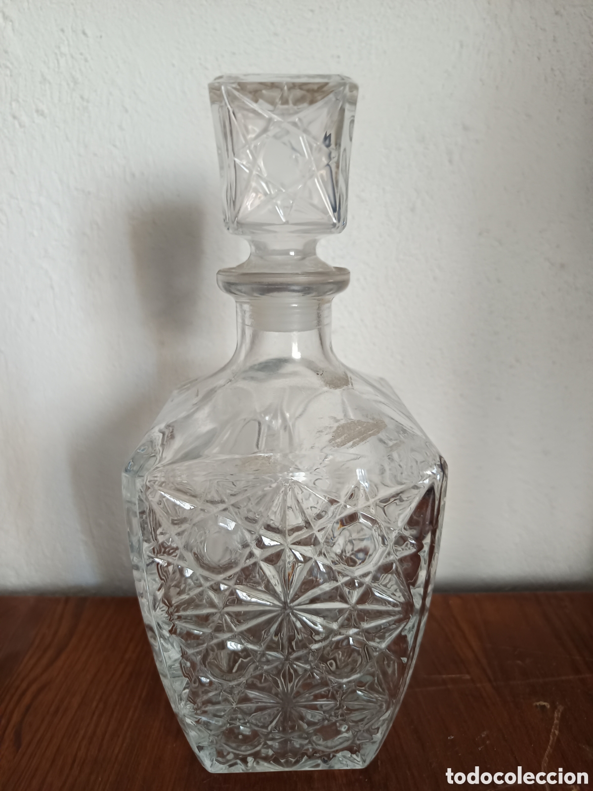 Antig&uuml;edades: Antigua Botella licorera realizada en cristal tallado 25 cm altura