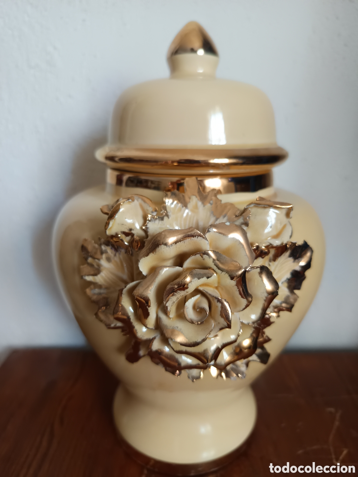 Antiguidades: JARRON DE PORCELANA,MANISES,MARCADA ARTE MANISES, FLORES RELIEVE Y ORO