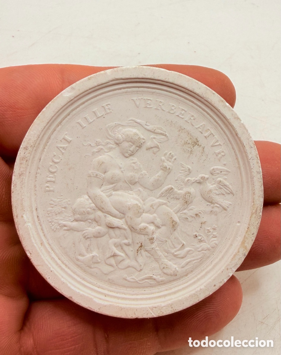 Antig&uuml;edades: Medall&oacute;n Relieve Cl&aacute;sico - Foto 2