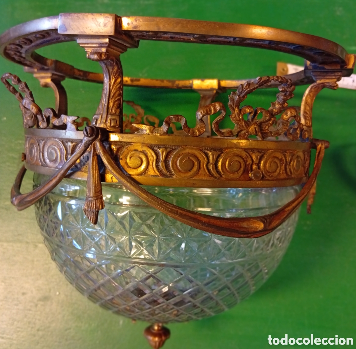 Antig&uuml;edades: Muy Antiguo plaf&oacute;n para bombilla de techo de bronce y cristal tallado de epoca XIX - XX