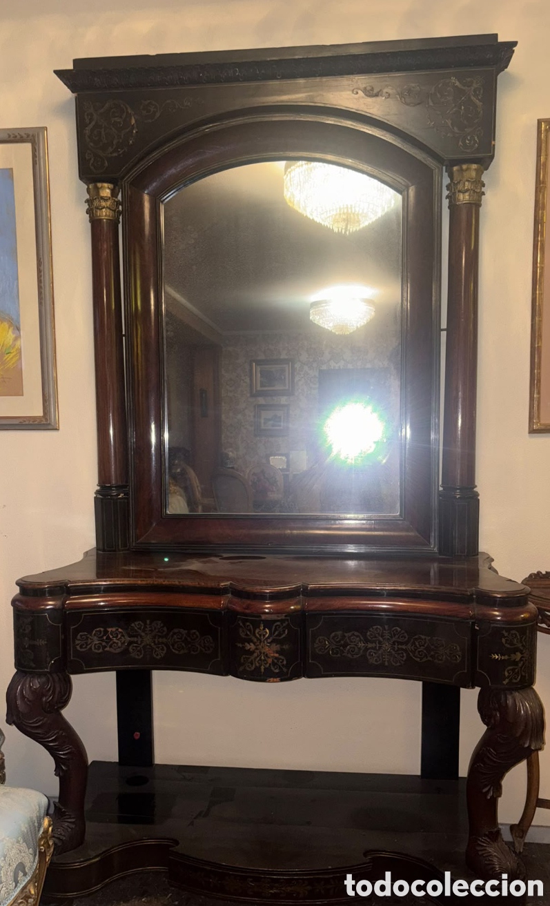 Antig&uuml;edades: Consola isabelina del siglo XIX en caoba con incrustaciones de bronce
