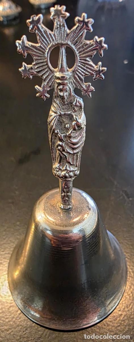 Antig&uuml;edades: Campanilla religiosa vintage Virgen del Pilar con Ni&ntilde;o Jes&uacute;s &ndash; metal plateado &ndash; 9 x 5 cm