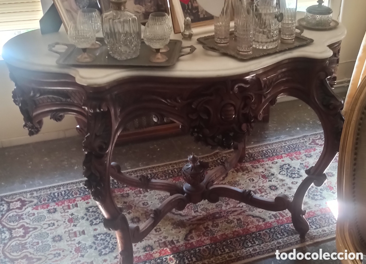 Antig&uuml;edades: Consola cl&aacute;sica de madera tallada y m&aacute;rmol.
