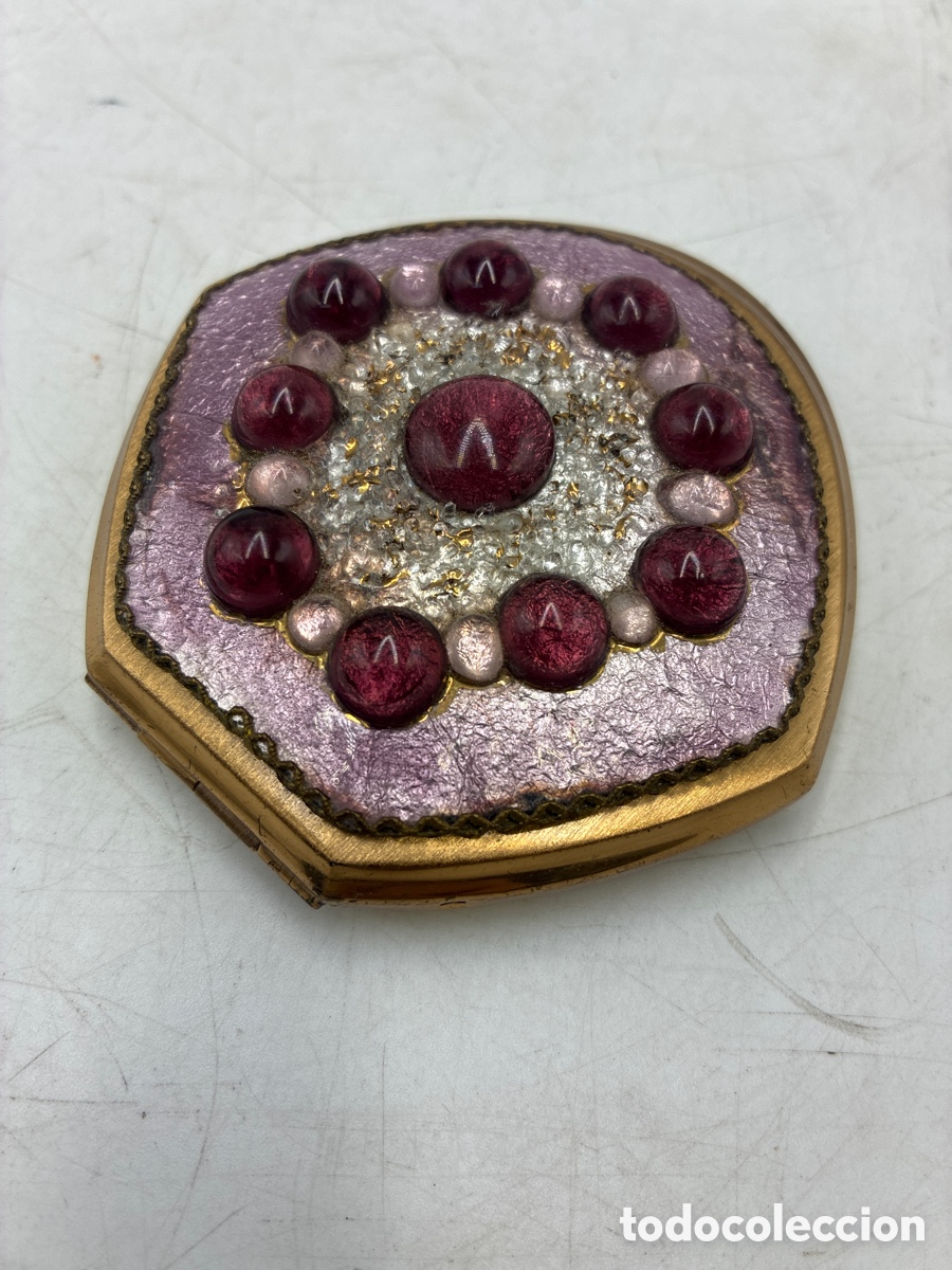 Antig&uuml;edades: Polvera esmaltada con incrustaci&oacute;n de piedras .