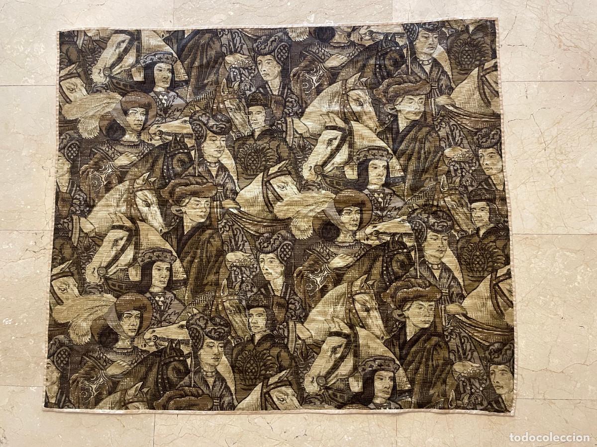 Antig&uuml;edades: Tapiz decorativo vintage con jinetes y personajes de inspiraci&oacute;n medieval