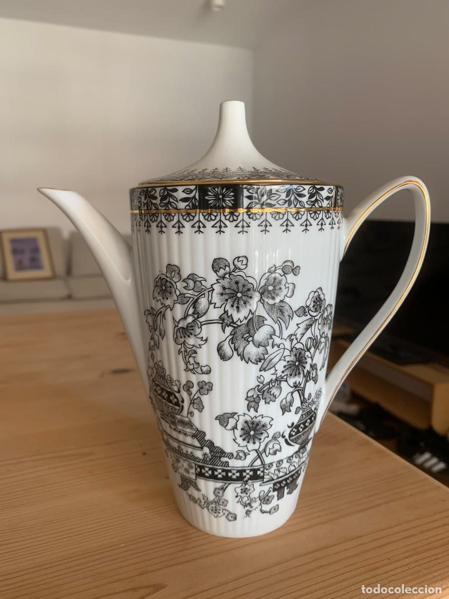 Antig&uuml;edades: Cafetera alta porcelana Santa Clara Vigo, decoraci&oacute;n oriental negra y filo dorado