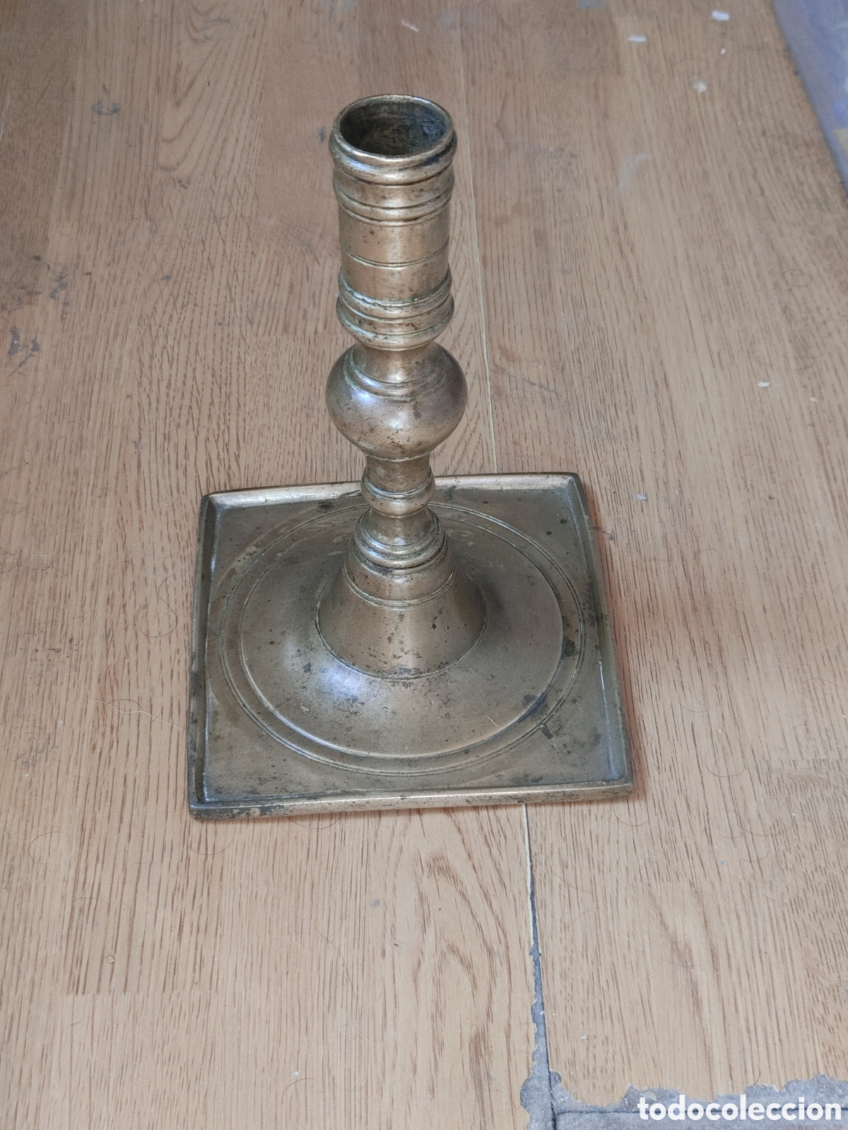 Antig&uuml;edades: Candelero en bronce dorado. Del siglo XVIII.