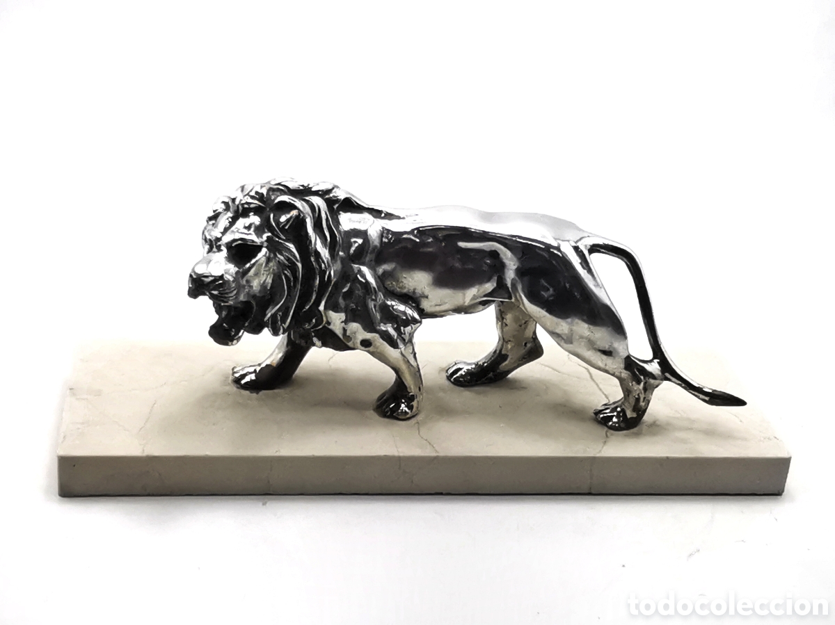 Antig&uuml;edades: PRECIOSO LE&Oacute;N ANTIGUO MET&Aacute;LICO Y LAMINADO EN PLATA DE LEY SOBRE BASE DE MARMOL