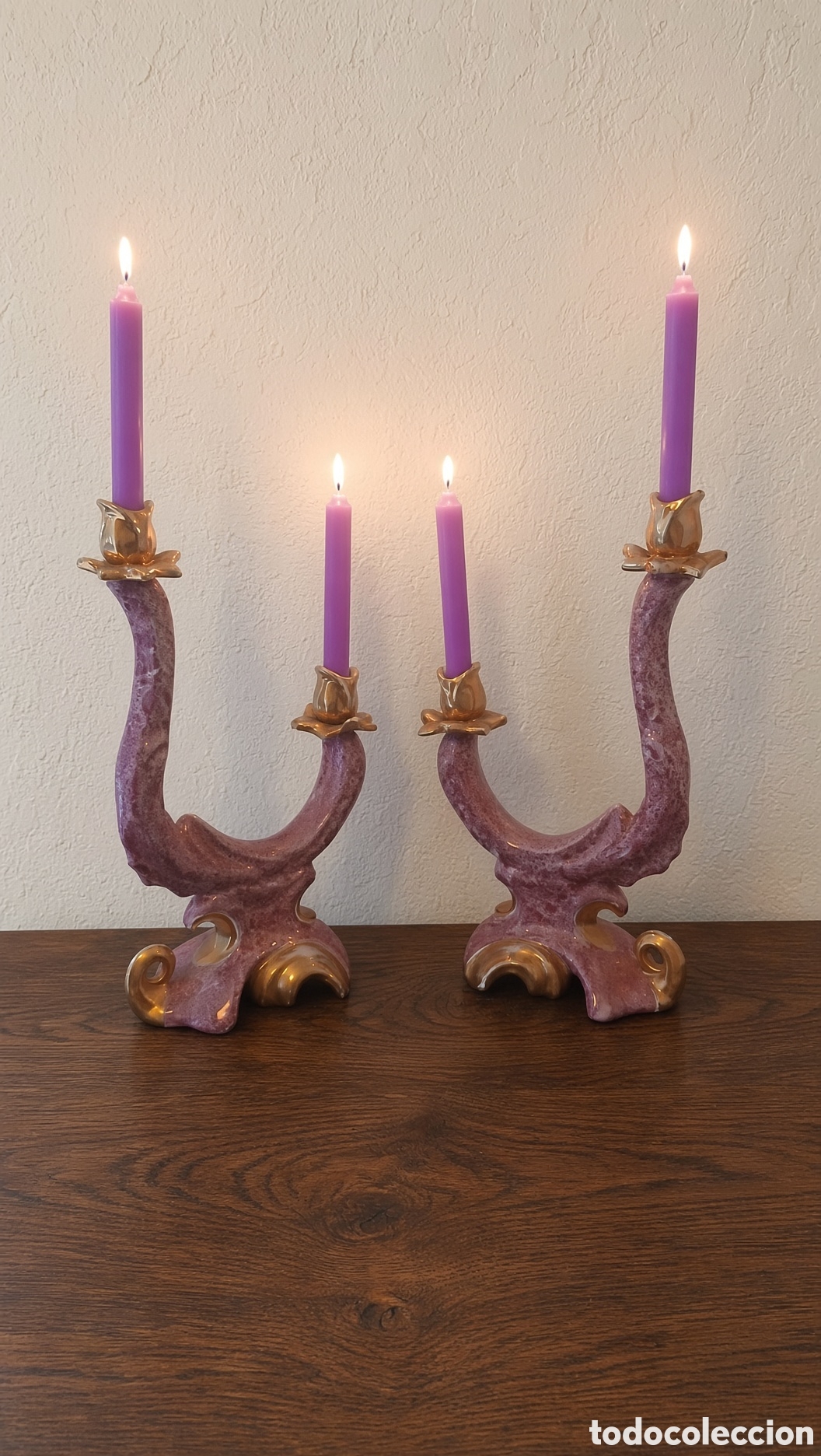 Antig&uuml;edades: Pareja de candelabros antiguos de porcelana fina, fabricados en Espa&ntilde;a alrededor de los a&ntilde;os 1950