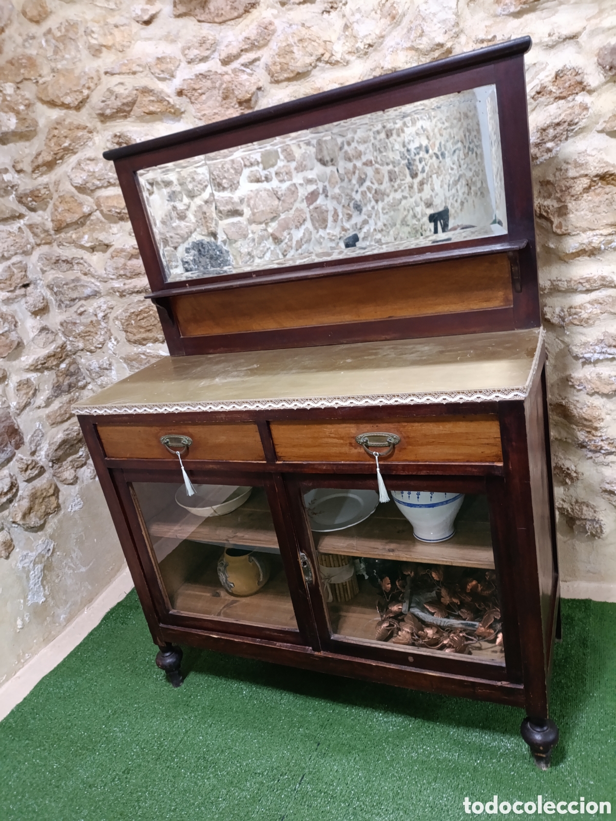 Antig&uuml;edades: Antiguo aparador de madera y cristal