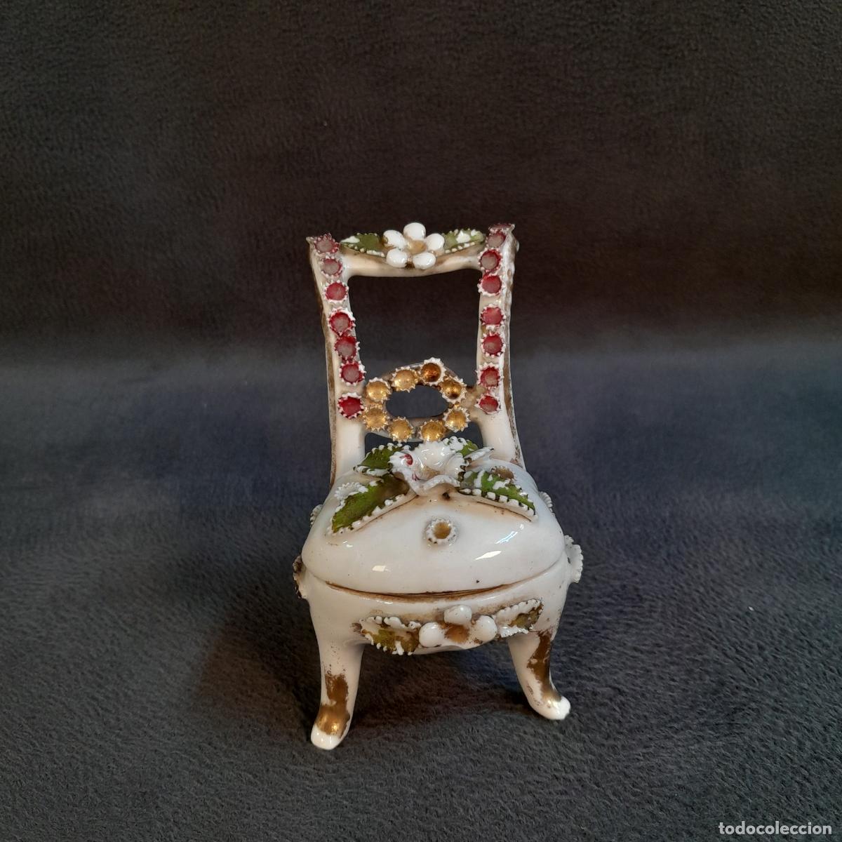 Antig&uuml;edades: PEQUE&Ntilde;O JOYERO EN FORMA DE SILLA MINIATURA. PORCELANA. 1900