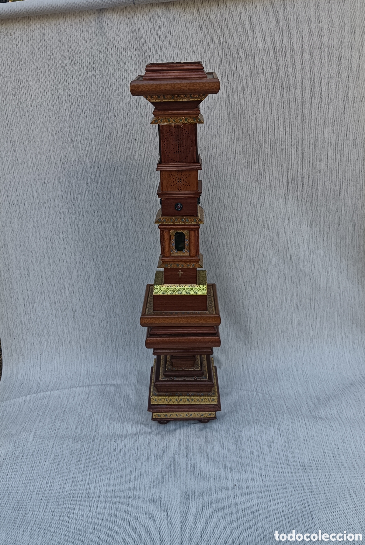 Antig&uuml;edades: Tabern&aacute;culo port&aacute;til de madera