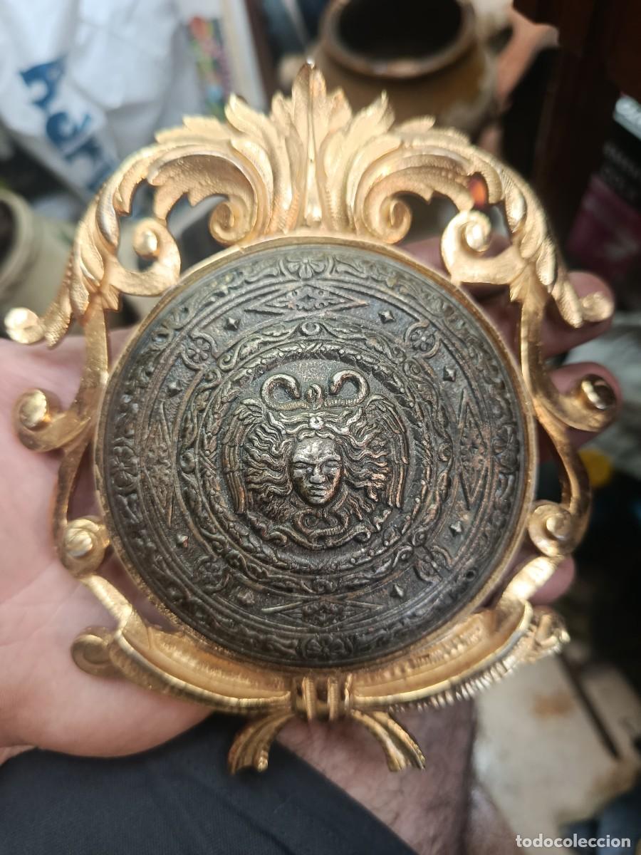 Antig&uuml;edades: Antiguo aplique de pared de bronce con relieve de medusa