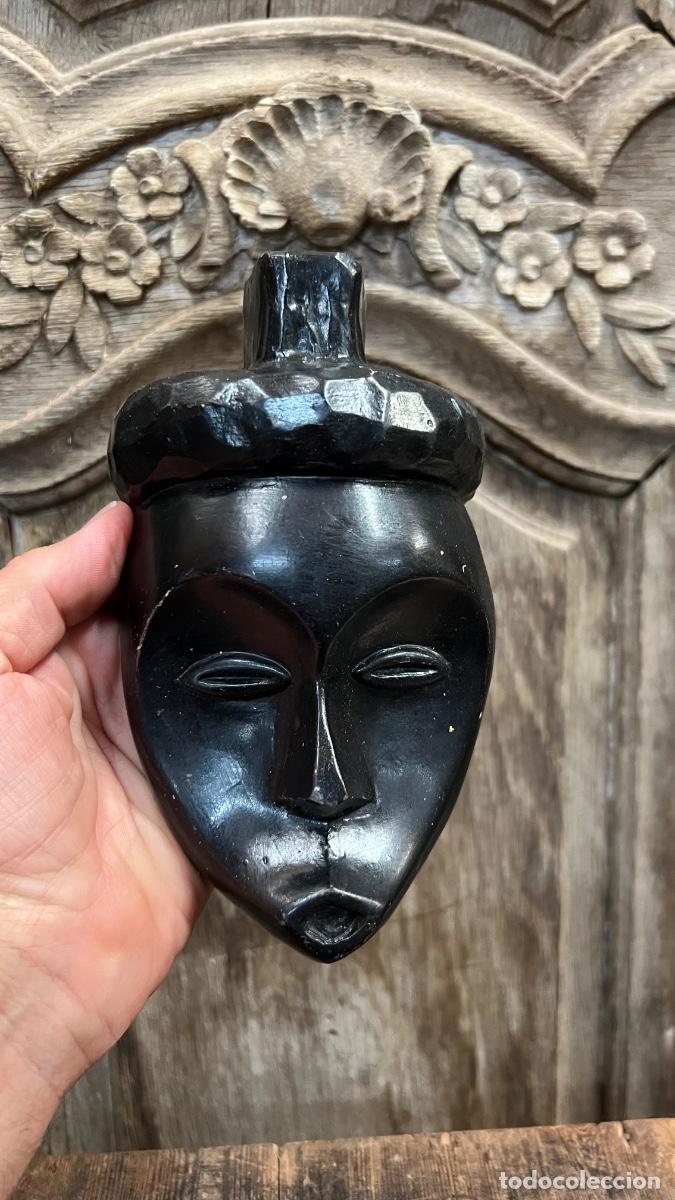 Antig&uuml;edades: M&aacute;scara africana barro pintado negro Xavier cugat artespa&ntilde;a mitad s XX 18cms
