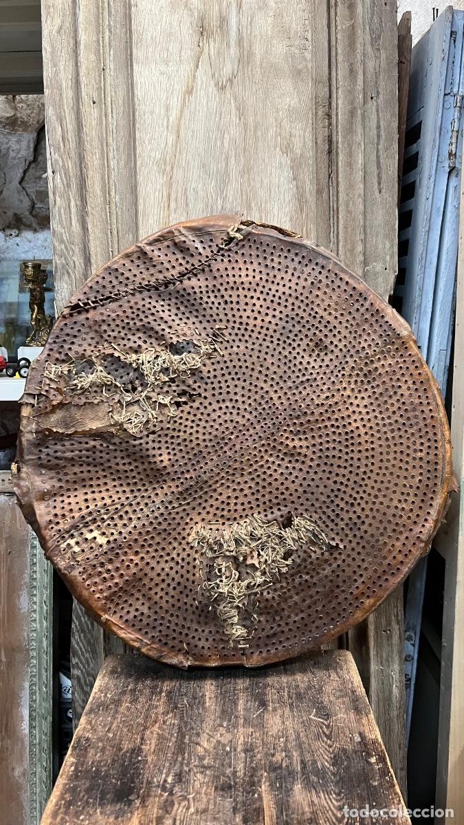 Antig&uuml;edades: Criba tamiz madera piel Perforada tensada remendado s XVIII XIX 47cms