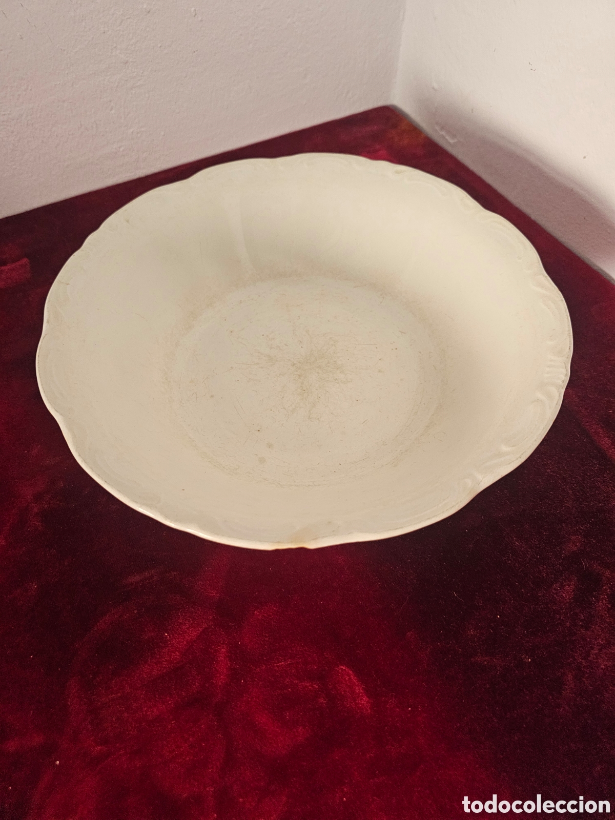 Antig&uuml;edades: Fuente antigua de cer&aacute;mica/loza con relieve - &Oslash; 31 cm