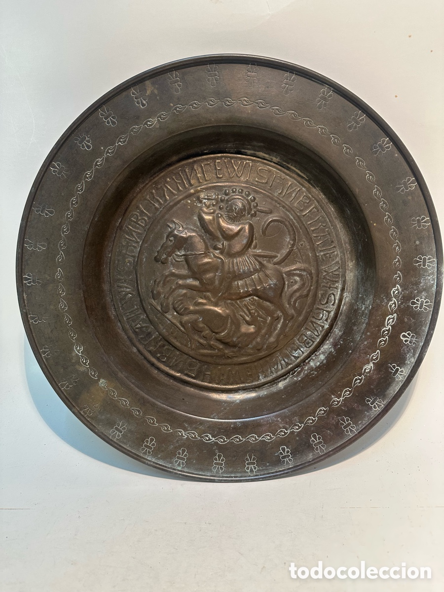 Antig&uuml;edades: ANTIGUO PLATO PETITORIO O LIMOSNERO REPUJADO DE LATON DEDICADO A SAN JORGE . 36 CM.