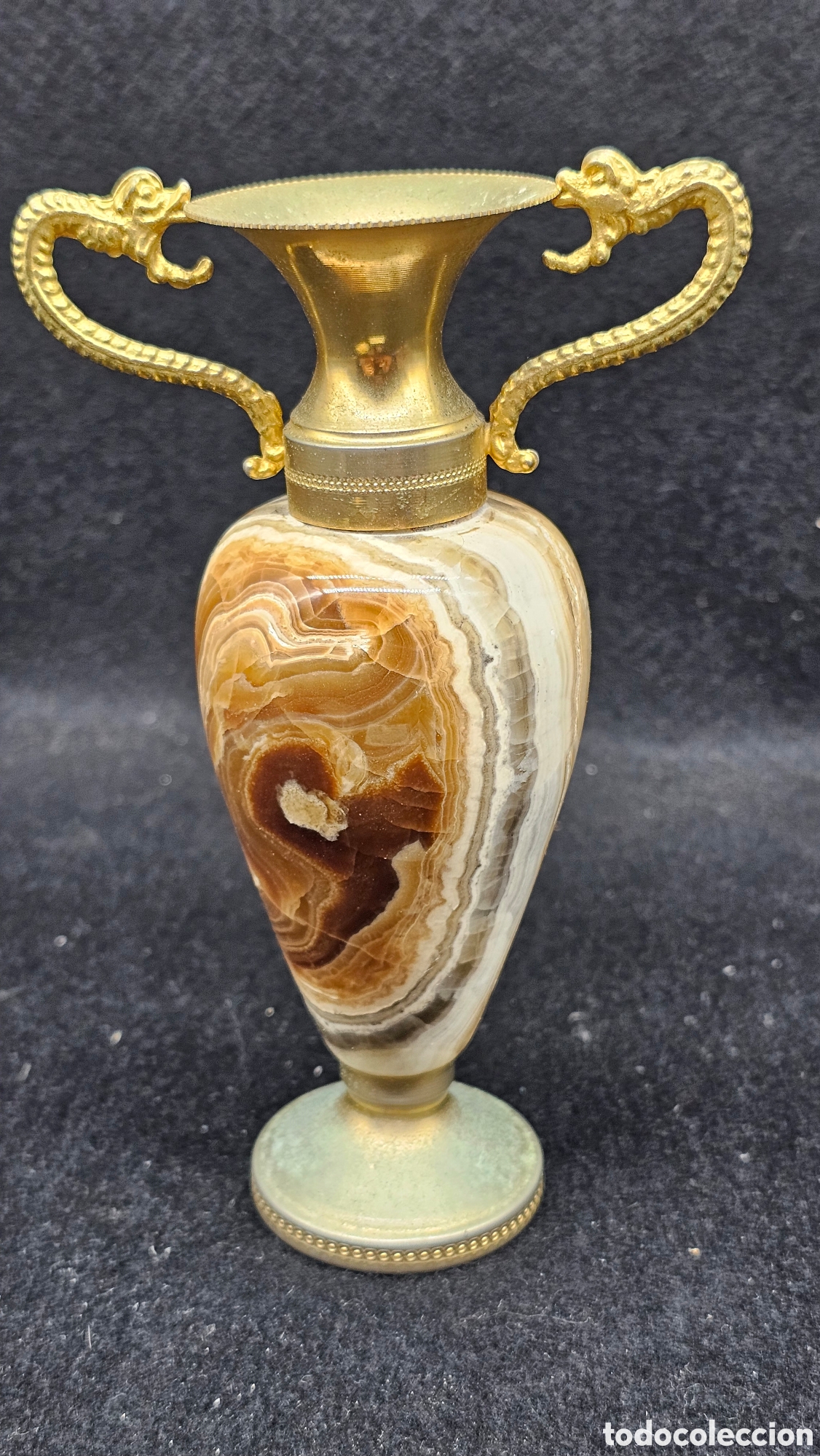 Antig&uuml;edades: peque&ntilde;o florero o &aacute;nfora decorativa vintage con un cuerpo de &oacute;nix natural tallado