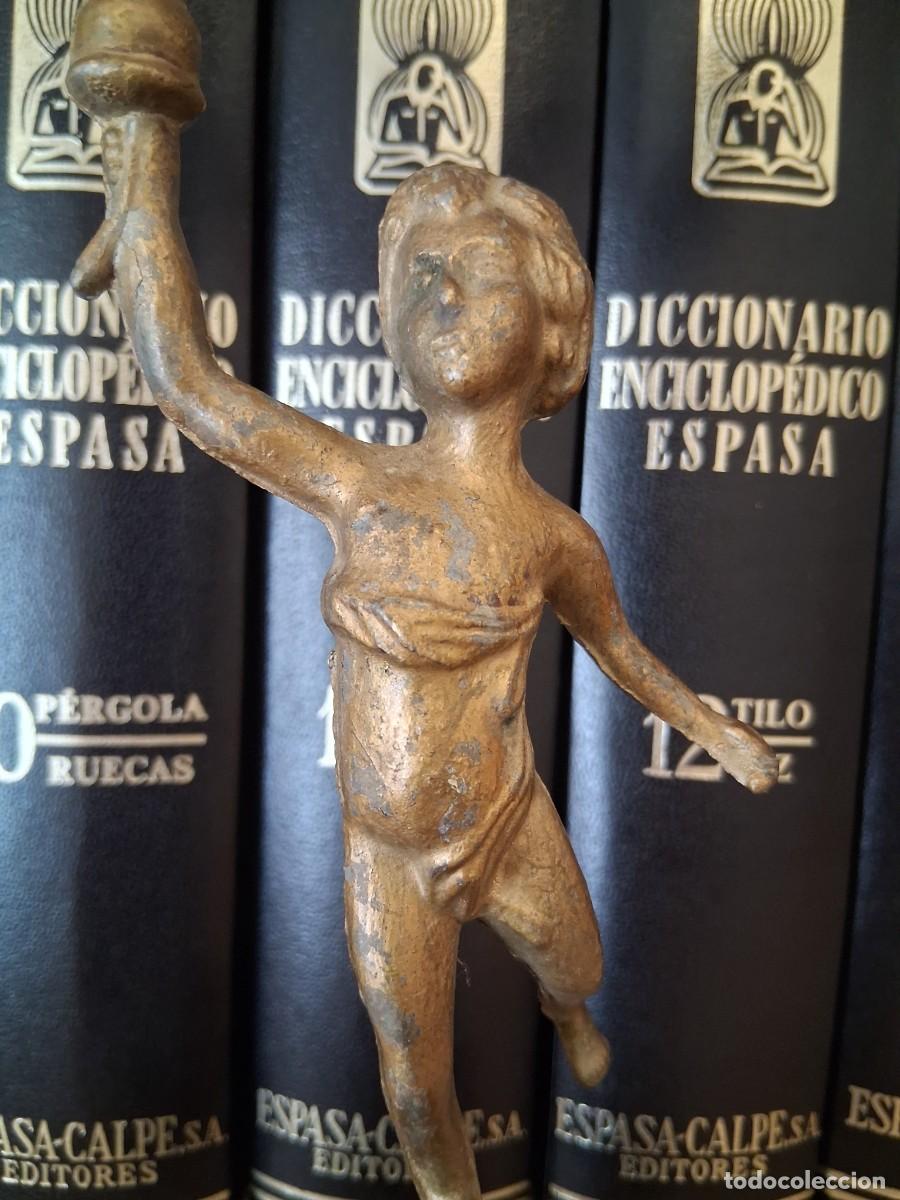 Antig&uuml;edades: Candelabro antiguo de bronce con tres brazos.