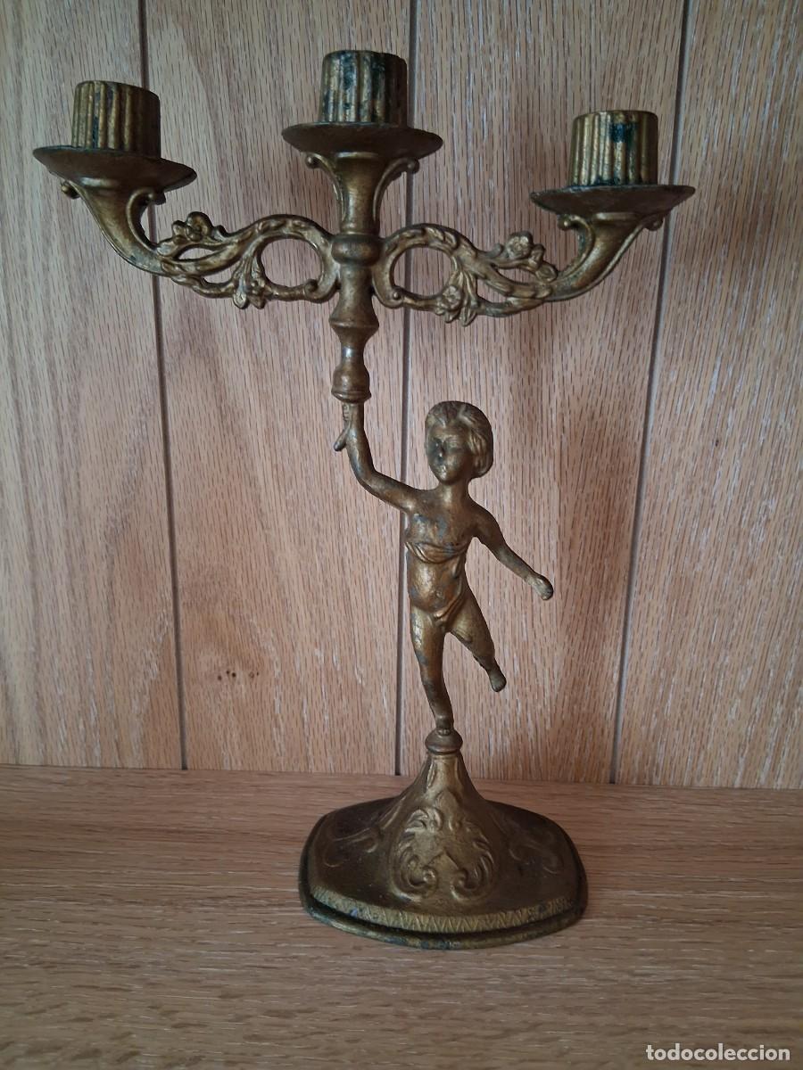 Antig&uuml;edades: Candelabro antiguo de bronce con tres brazos.