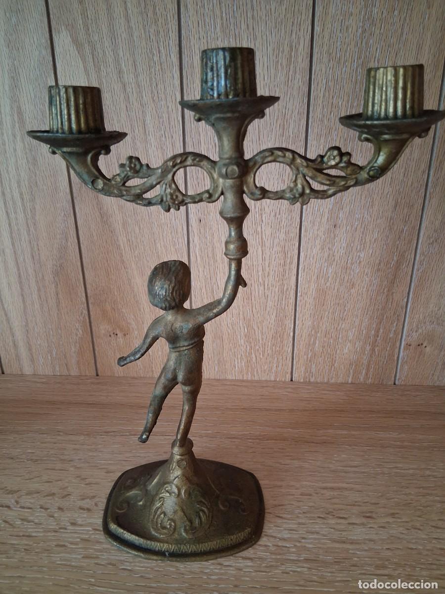 Antig&uuml;edades: Candelabro antiguo de bronce con tres brazos. - Foto 2