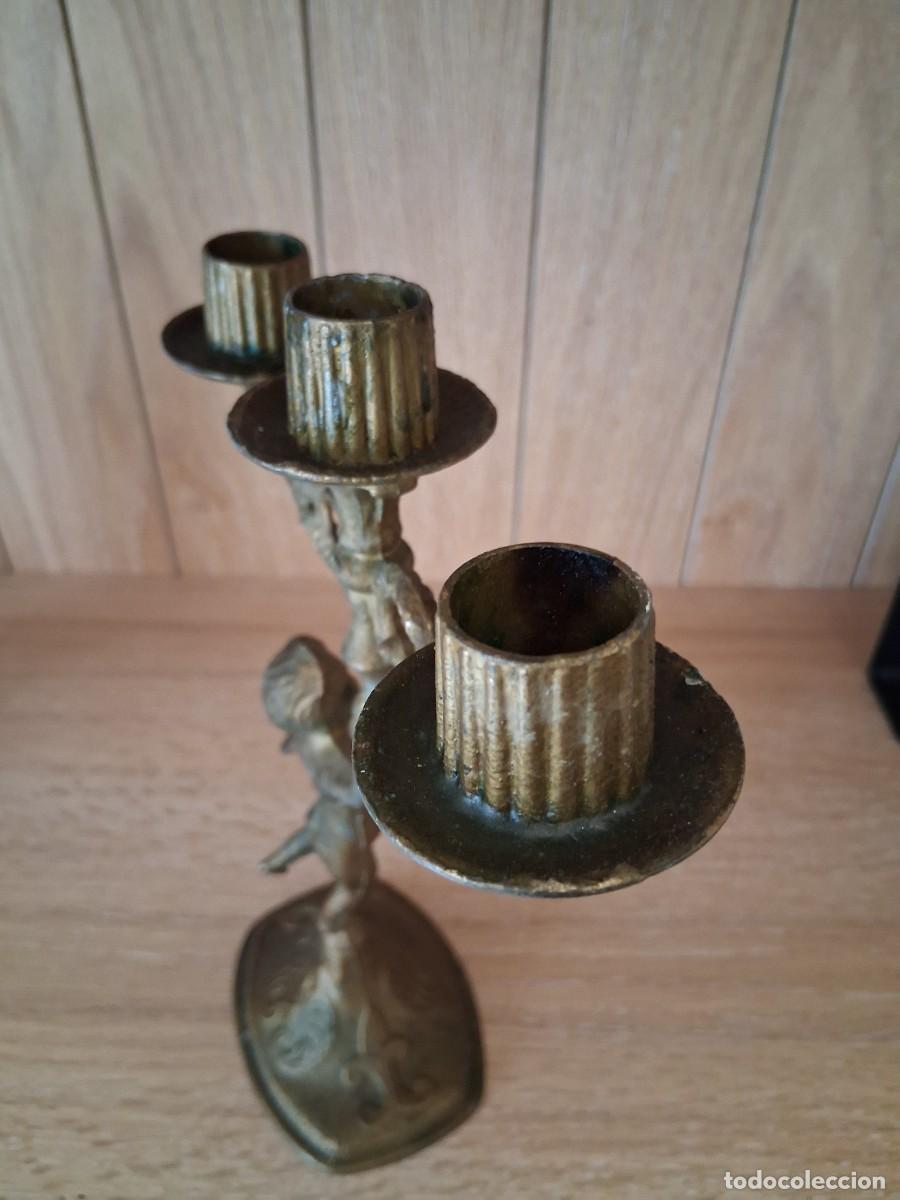 Antig&uuml;edades: Candelabro antiguo de bronce con tres brazos. - Foto 4