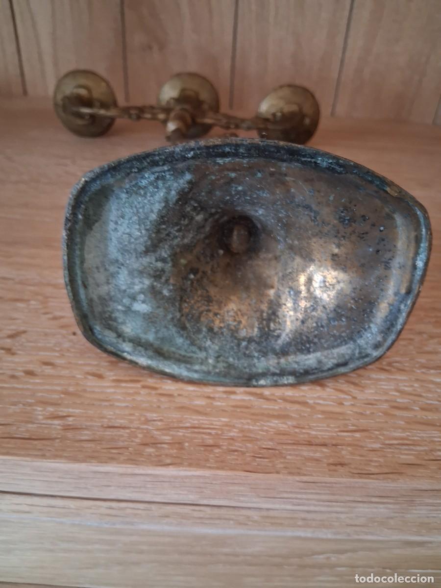 Antig&uuml;edades: Candelabro antiguo de bronce con tres brazos. - Foto 5
