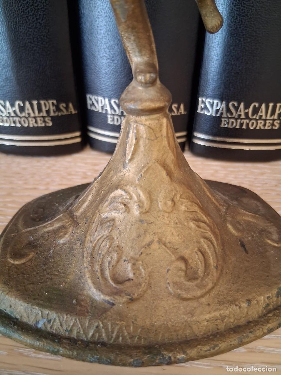 Antig&uuml;edades: Candelabro antiguo de bronce con tres brazos. - Foto 6