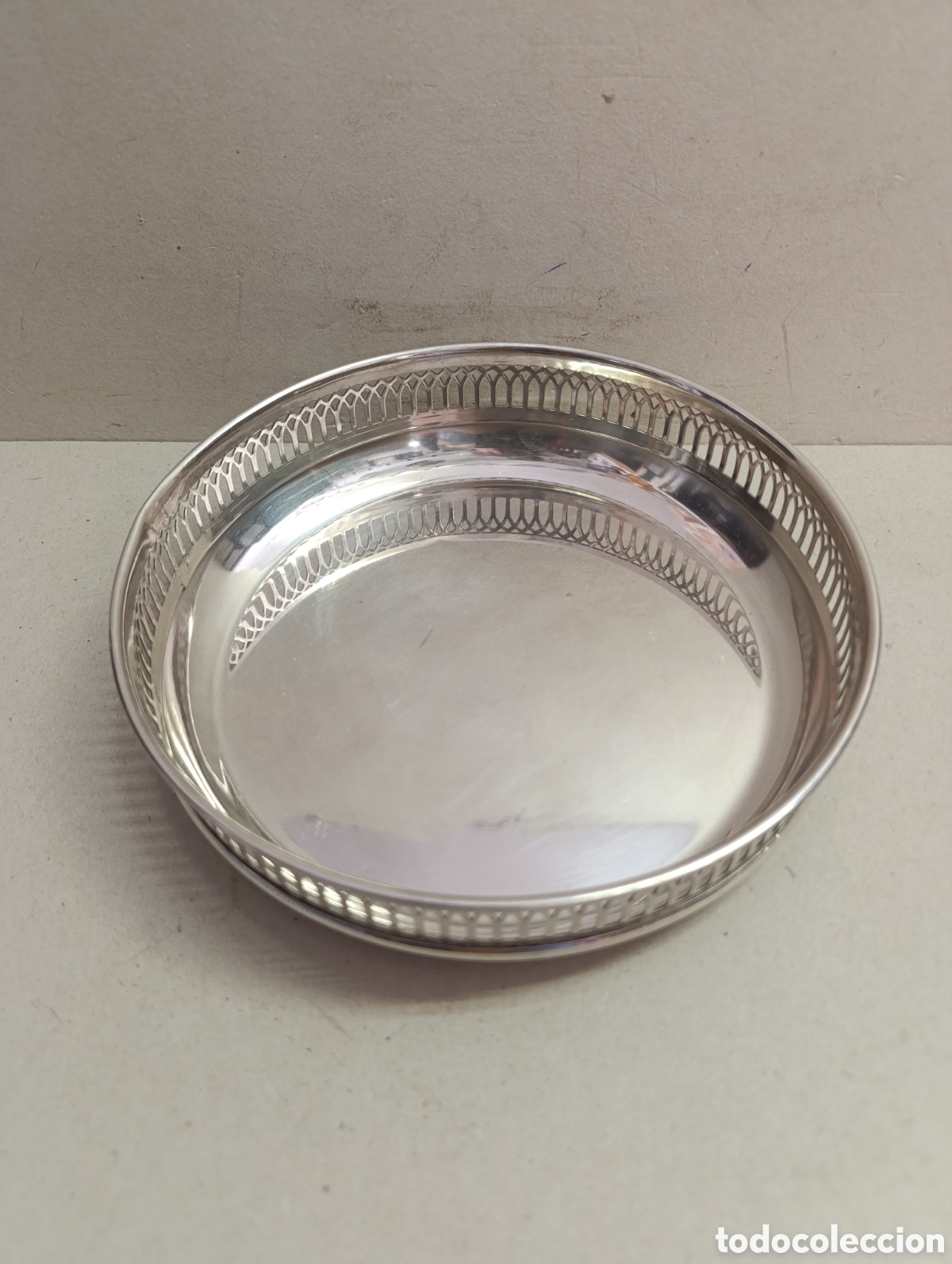Antig&uuml;edades: BANDEJA REDONDA EN METAL PLATEADO, CON BARANDILLA. 19 CM DE DIAMETRO