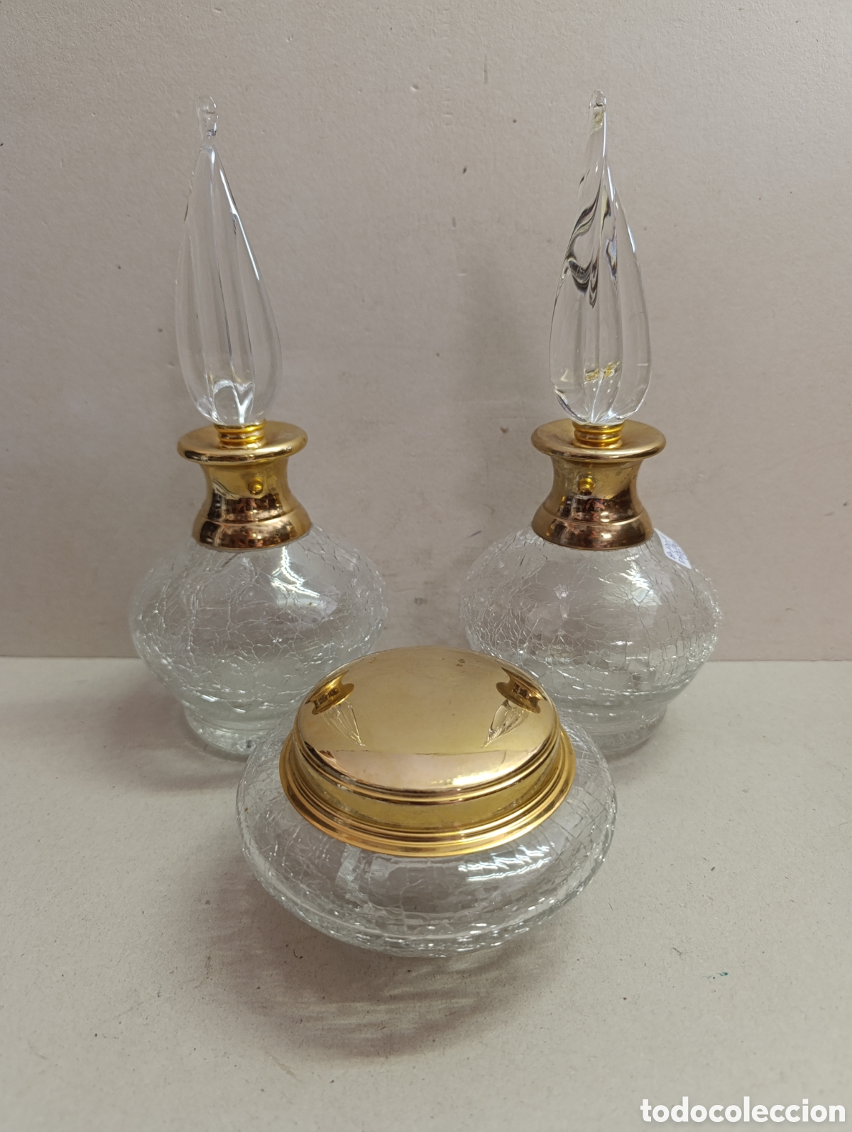 Antig&uuml;edades: JUEGO DE TOCADOR EN CRISTAL Y METAL DORADO. 2 PERFUMADORES Y TARRO.