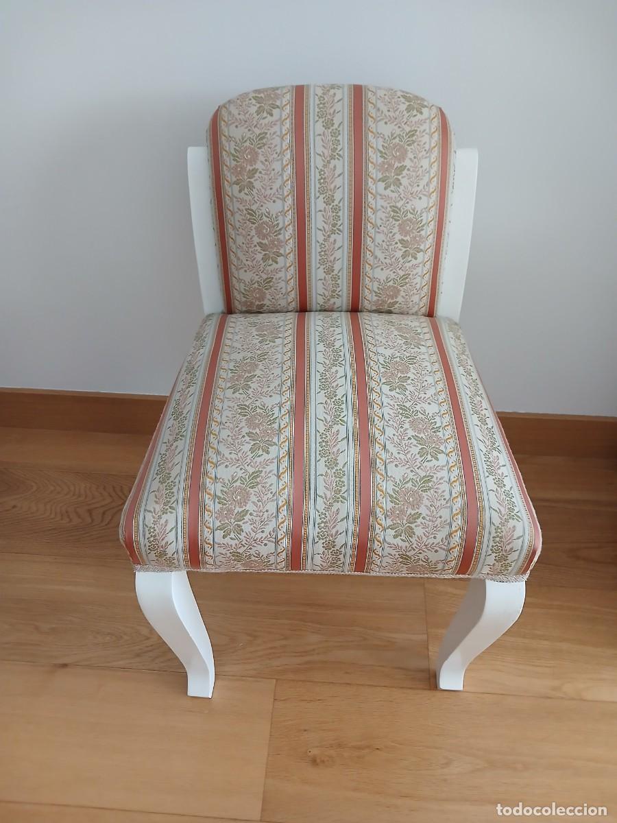 Antig&uuml;edades: Silla descalzadora de madera de nogal lacada en blanco. A&ntilde;o 1945 en blanco