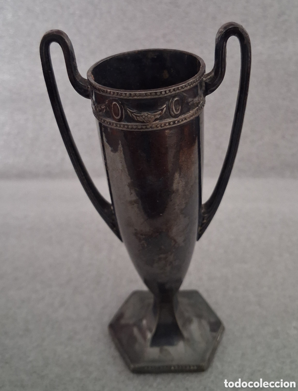 Antig&uuml;edades: &Aacute;nfora de metal de trofeo