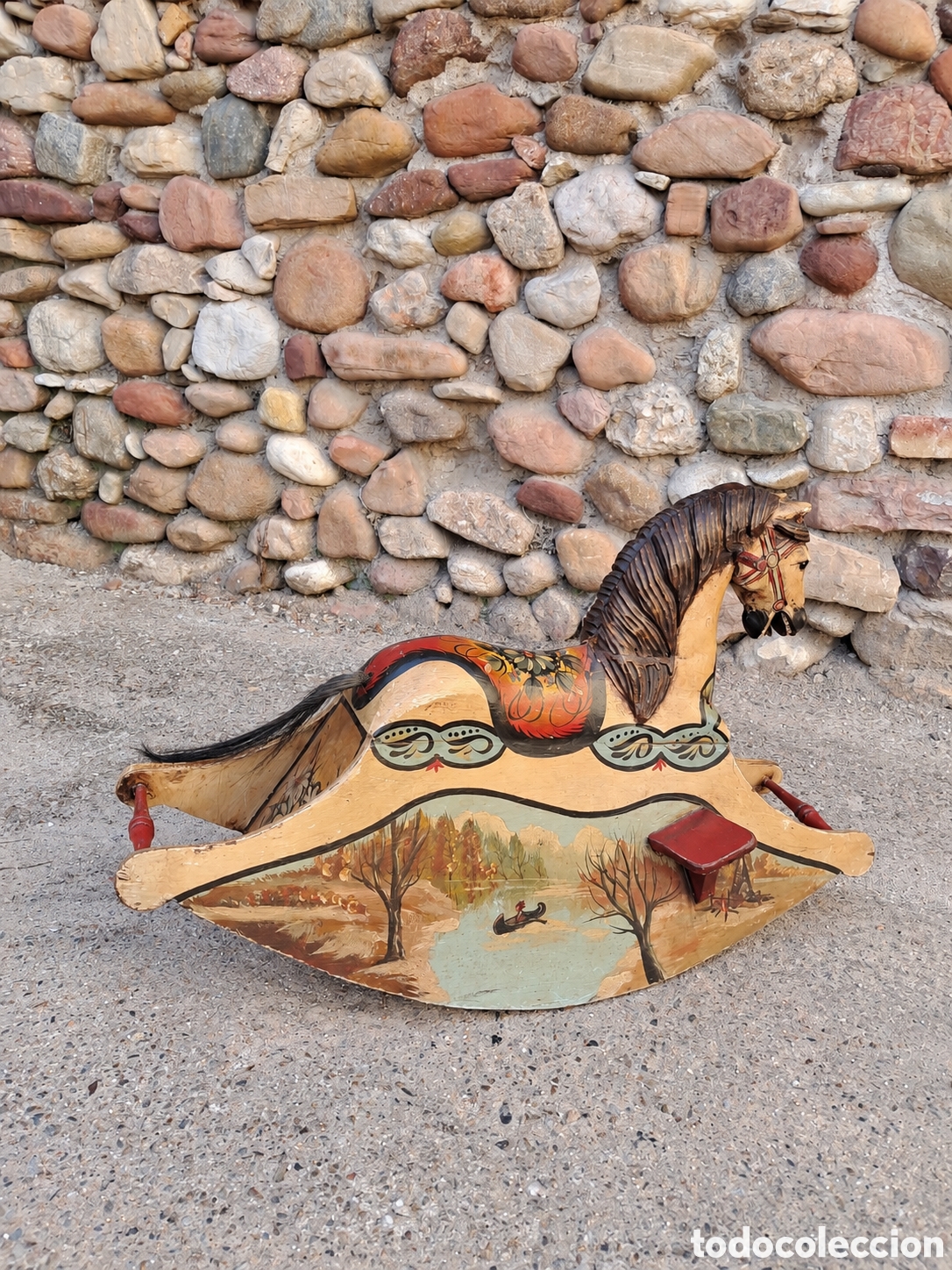 Antig&uuml;edades: Antiguo caballo balanc&iacute;n de madera policromada &ndash; pintado a mano &ndash; crin natural &ndash; mediados s. XX