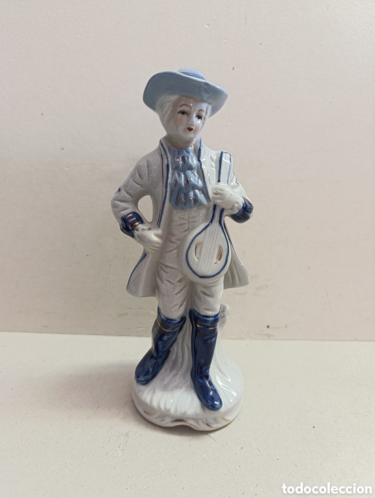 Antig&uuml;edades: FIGURA DE PORCELANA, MUSICO. EN BLANCO Y AZUL CON DETALLES EN DORADO.