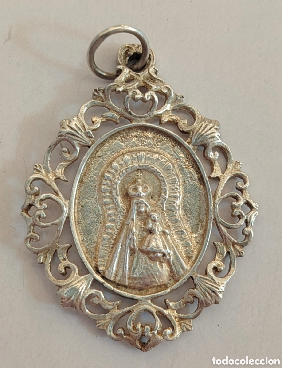 Antig&uuml;edades: Medalla, colgante elaborada en plata virgen con ni&ntilde;o