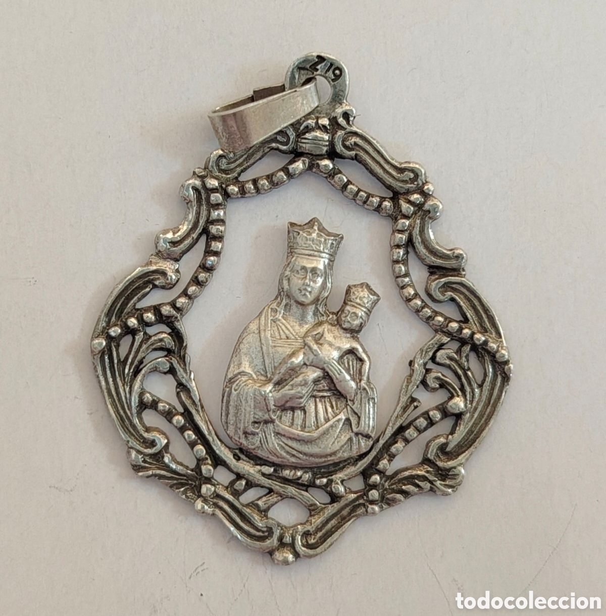 Antig&uuml;edades: Colgante de plata con la imagen de la Virgen del Carmen. Un detalle religioso con un dise&ntilde;o....